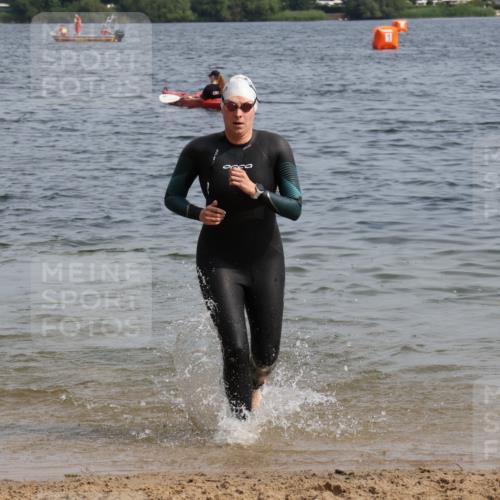 15.06.2025 - 27. Vierlanden-Triathlon Lena Gebhardt http://msf.ph/oto/8013633 15.06.2025 10:13:55 Schwimmen 472, 475, 490, 513, 540 meine-sportfotos.de