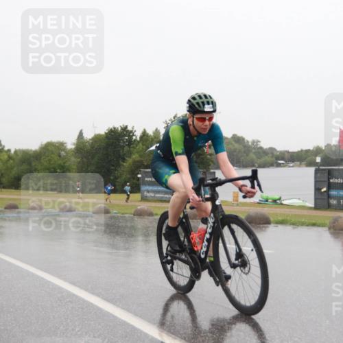 21.06.2025 - 27. Vierlanden-Triathlon H.Heesch http://msf.ph/oto/8013660 15.06.2025 13:46:06 Radfahren 1198, 1218 meine-sportfotos.de