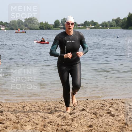 15.06.2025 - 27. Vierlanden-Triathlon Lena Gebhardt http://msf.ph/oto/8013662 15.06.2025 10:13:57 Schwimmen 472, 475, 490, 513, 540 meine-sportfotos.de