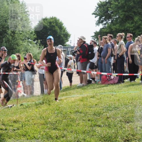 15.06.2025 - 27. Vierlanden-Triathlon KatJ http://msf.ph/oto/8013672 15.06.2025 10:14:56 Schwimmen 476, 521, 525, 546, 559, 570, 593, 608, 1397 meine-sportfotos.de