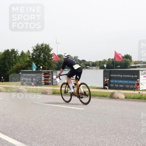 15.06.2025 - 27. Vierlanden-Triathlon H.Heesch http://msf.ph/oto/8013679 15.06.2025 11:10:02 Radfahren 694, 808 meine-sportfotos.de