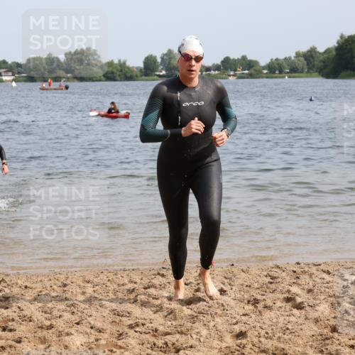 15.06.2025 - 27. Vierlanden-Triathlon Lena Gebhardt http://msf.ph/oto/8013681 15.06.2025 10:13:57 Schwimmen 472, 475, 490, 513, 540 meine-sportfotos.de