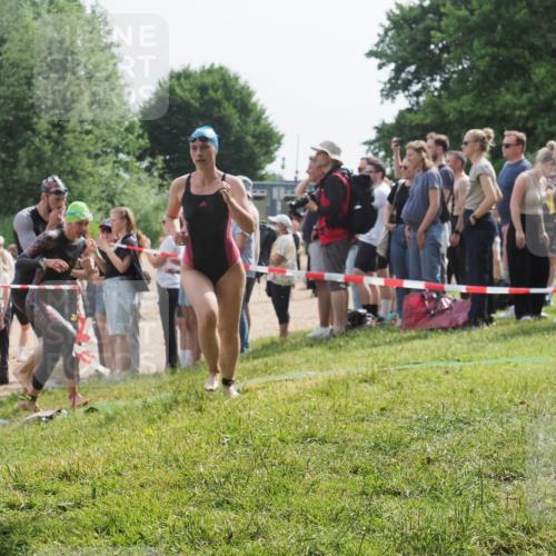 15.06.2025 - 27. Vierlanden-Triathlon KatJ http://msf.ph/oto/8013689 15.06.2025 10:14:56 Schwimmen 476, 521, 525, 546, 559, 570, 593, 608, 1397 meine-sportfotos.de