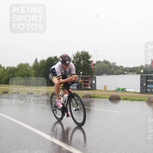 21.06.2025 - 27. Vierlanden-Triathlon H.Heesch http://msf.ph/oto/8013692 15.06.2025 13:47:23 Radfahren 1229 meine-sportfotos.de