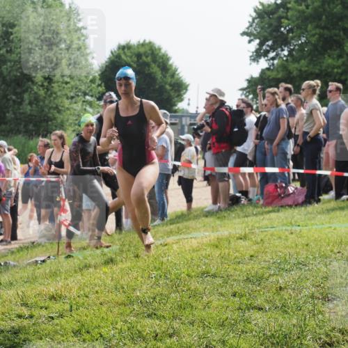 15.06.2025 - 27. Vierlanden-Triathlon KatJ http://msf.ph/oto/8013733 15.06.2025 10:14:56 Schwimmen 476, 521, 525, 546, 559, 570, 593, 608, 1397 meine-sportfotos.de