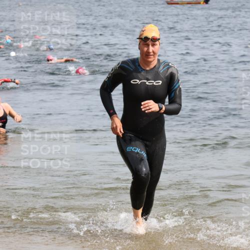 15.06.2025 - 27. Vierlanden-Triathlon Lena Gebhardt http://msf.ph/oto/8013741 15.06.2025 10:13:59 Schwimmen 472, 475, 490, 540 meine-sportfotos.de