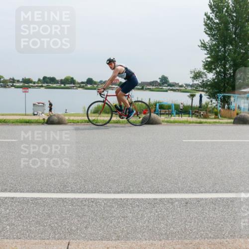 15.06.2025 - 27. Vierlanden-Triathlon H.Heesch http://msf.ph/oto/8013743 15.06.2025 11:09:08 Radfahren 32, 208, 217, 505, 869 meine-sportfotos.de