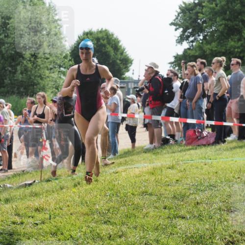 15.06.2025 - 27. Vierlanden-Triathlon KatJ http://msf.ph/oto/8013748 15.06.2025 10:14:56 Schwimmen 476, 521, 525, 546, 559, 570, 593, 608, 1397 meine-sportfotos.de
