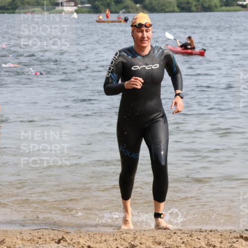 15.06.2025 - 27. Vierlanden-Triathlon Lena Gebhardt http://msf.ph/oto/8013757 15.06.2025 10:14:01 Schwimmen 472, 475, 490, 632 meine-sportfotos.de