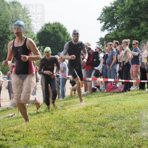 15.06.2025 - 27. Vierlanden-Triathlon KatJ http://msf.ph/oto/8013763 15.06.2025 10:14:57 Schwimmen 476, 521, 525, 559, 570, 592, 593, 605, 608, 1397 meine-sportfotos.de