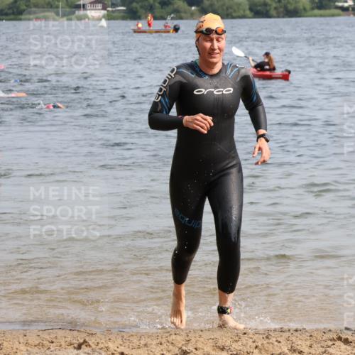 15.06.2025 - 27. Vierlanden-Triathlon Lena Gebhardt http://msf.ph/oto/8013771 15.06.2025 10:14:01 Schwimmen 472, 475, 490, 632 meine-sportfotos.de