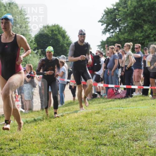 15.06.2025 - 27. Vierlanden-Triathlon KatJ http://msf.ph/oto/8013778 15.06.2025 10:14:57 Schwimmen 476, 521, 525, 559, 570, 592, 593, 605, 608, 1397 meine-sportfotos.de