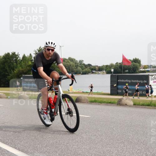 15.06.2025 - 27. Vierlanden-Triathlon H.Heesch http://msf.ph/oto/8013782 15.06.2025 11:11:33 Radfahren 67, 88, 116, 646 meine-sportfotos.de