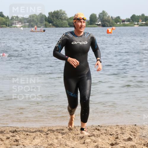 15.06.2025 - 27. Vierlanden-Triathlon Lena Gebhardt http://msf.ph/oto/8013802 15.06.2025 10:14:01 Schwimmen 472, 475, 490, 632 meine-sportfotos.de