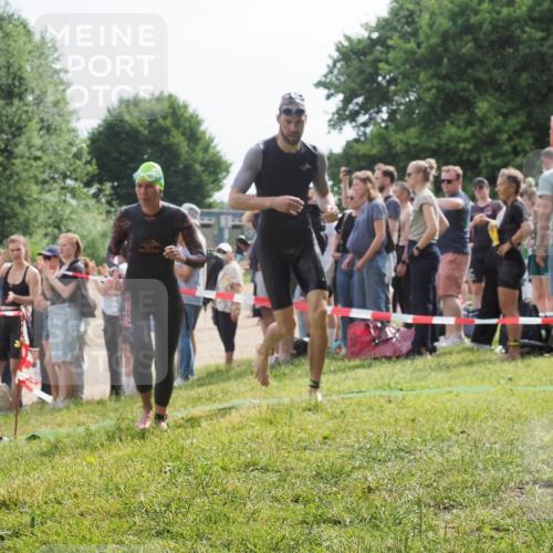 15.06.2025 - 27. Vierlanden-Triathlon KatJ http://msf.ph/oto/8013813 15.06.2025 10:14:57 Schwimmen 476, 521, 525, 559, 570, 592, 593, 605, 608, 1397 meine-sportfotos.de