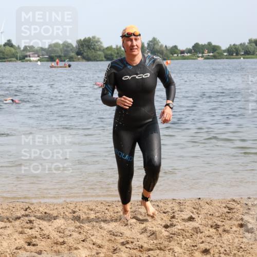 15.06.2025 - 27. Vierlanden-Triathlon Lena Gebhardt http://msf.ph/oto/8013819 15.06.2025 10:14:02 Schwimmen 472, 475, 632 meine-sportfotos.de