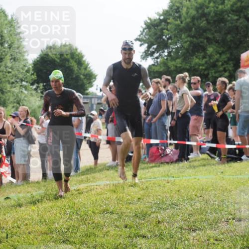 15.06.2025 - 27. Vierlanden-Triathlon KatJ http://msf.ph/oto/8013830 15.06.2025 10:14:57 Schwimmen 476, 521, 525, 559, 570, 592, 593, 605, 608, 1397 meine-sportfotos.de
