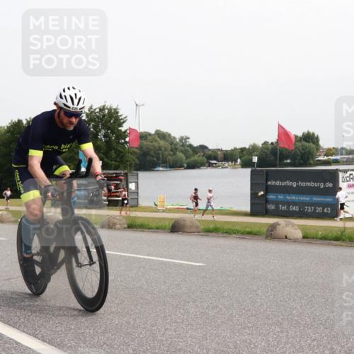 15.06.2025 - 27. Vierlanden-Triathlon H.Heesch http://msf.ph/oto/8013832 15.06.2025 11:12:21 Radfahren 235, 474, 574, 854 meine-sportfotos.de