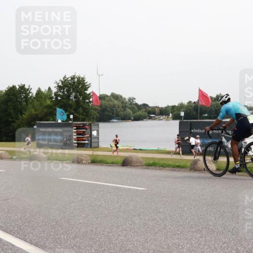 15.06.2025 - 27. Vierlanden-Triathlon H.Heesch http://msf.ph/oto/8013835 15.06.2025 11:12:23 Radfahren 235, 474, 854 meine-sportfotos.de