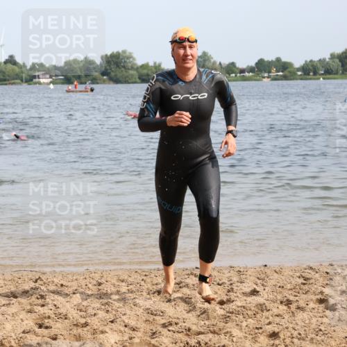 15.06.2025 - 27. Vierlanden-Triathlon Lena Gebhardt http://msf.ph/oto/8013837 15.06.2025 10:14:02 Schwimmen 472, 475, 632 meine-sportfotos.de