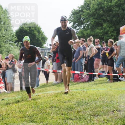 15.06.2025 - 27. Vierlanden-Triathlon KatJ http://msf.ph/oto/8013848 15.06.2025 10:14:58 Schwimmen 476, 521, 525, 528, 570, 592, 593, 605, 608, 1397 meine-sportfotos.de