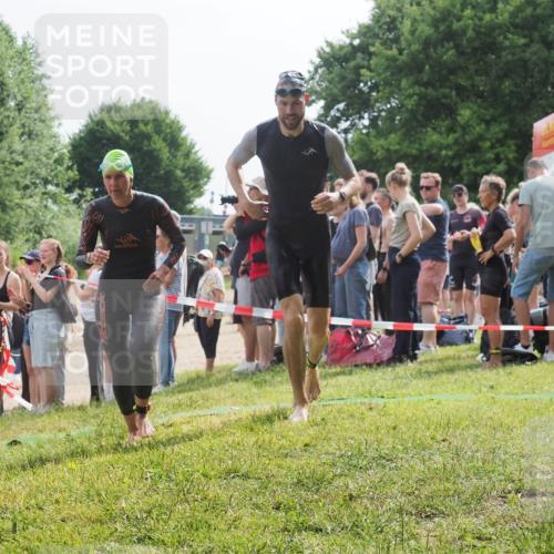 15.06.2025 - 27. Vierlanden-Triathlon KatJ http://msf.ph/oto/8013864 15.06.2025 10:14:58 Schwimmen 476, 521, 525, 528, 570, 592, 593, 605, 608, 1397 meine-sportfotos.de