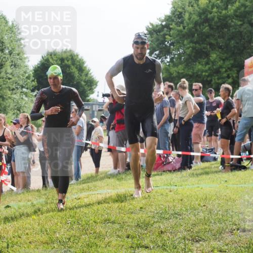 15.06.2025 - 27. Vierlanden-Triathlon KatJ http://msf.ph/oto/8013867 15.06.2025 10:14:58 Schwimmen 476, 521, 525, 528, 570, 592, 593, 605, 608, 1397 meine-sportfotos.de