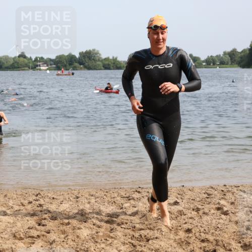 15.06.2025 - 27. Vierlanden-Triathlon Lena Gebhardt http://msf.ph/oto/8013868 15.06.2025 10:14:02 Schwimmen 472, 475, 632 meine-sportfotos.de