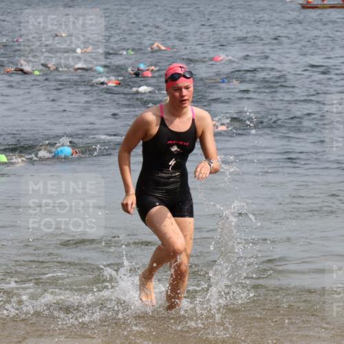 15.06.2025 - 27. Vierlanden-Triathlon Lena Gebhardt http://msf.ph/oto/8013895 15.06.2025 10:14:07 Schwimmen 472, 475, 632 meine-sportfotos.de