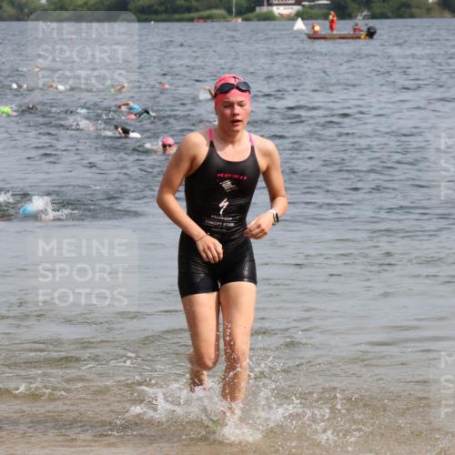 15.06.2025 - 27. Vierlanden-Triathlon Lena Gebhardt http://msf.ph/oto/8013907 15.06.2025 10:14:08 Schwimmen 472, 475, 632 meine-sportfotos.de