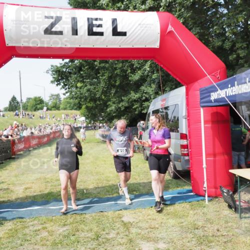 21.06.2025 - 27. Vierlanden-Triathlon MichiJ http://msf.ph/oto/8013909 15.06.2026 11:30:53 Ziel 610 meine-sportfotos.de