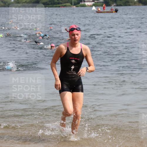 15.06.2025 - 27. Vierlanden-Triathlon Lena Gebhardt http://msf.ph/oto/8013926 15.06.2025 10:14:08 Schwimmen 472, 475, 632 meine-sportfotos.de