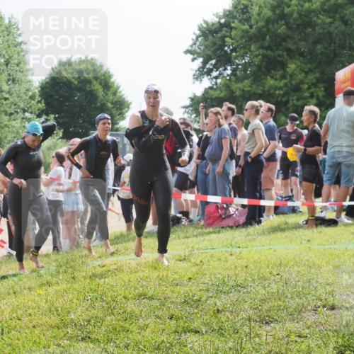 15.06.2025 - 27. Vierlanden-Triathlon KatJ http://msf.ph/oto/8013935 15.06.2025 10:15:00 Schwimmen 476, 521, 525, 528, 570, 592, 593, 605, 608, 1397 meine-sportfotos.de
