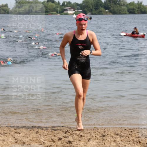 15.06.2025 - 27. Vierlanden-Triathlon Lena Gebhardt http://msf.ph/oto/8013943 15.06.2025 10:14:09 Schwimmen 475, 632 meine-sportfotos.de