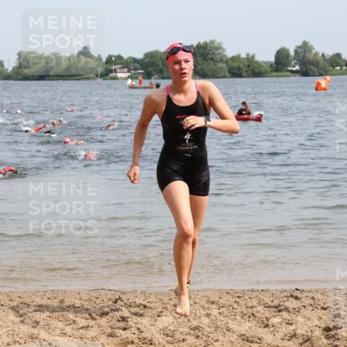 15.06.2025 - 27. Vierlanden-Triathlon Lena Gebhardt http://msf.ph/oto/8013975 15.06.2025 10:14:09 Schwimmen 475, 632 meine-sportfotos.de