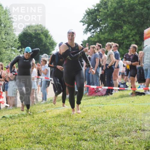 15.06.2025 - 27. Vierlanden-Triathlon KatJ http://msf.ph/oto/8013982 15.06.2025 10:15:00 Schwimmen 476, 521, 525, 528, 570, 592, 593, 605, 608, 1397 meine-sportfotos.de