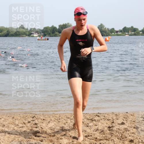 15.06.2025 - 27. Vierlanden-Triathlon Lena Gebhardt http://msf.ph/oto/8014002 15.06.2025 10:14:10 Schwimmen 475, 632 meine-sportfotos.de