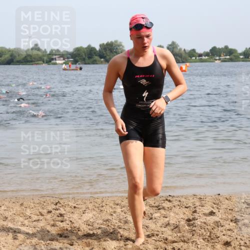 15.06.2025 - 27. Vierlanden-Triathlon Lena Gebhardt http://msf.ph/oto/8014013 15.06.2025 10:14:10 Schwimmen 475, 632 meine-sportfotos.de