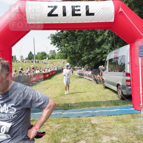 21.06.2025 - 27. Vierlanden-Triathlon MichiJ http://msf.ph/oto/8014019 15.06.2026 11:30:57 Ziel 610 meine-sportfotos.de