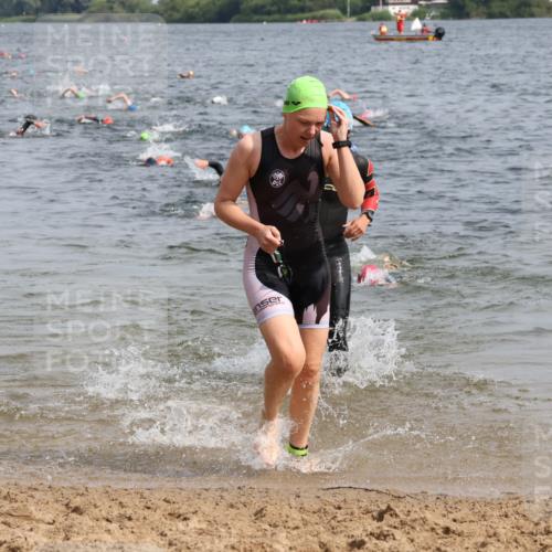 15.06.2025 - 27. Vierlanden-Triathlon Lena Gebhardt http://msf.ph/oto/8014026 15.06.2025 10:14:19 Schwimmen 482, 565, 618, 632 meine-sportfotos.de