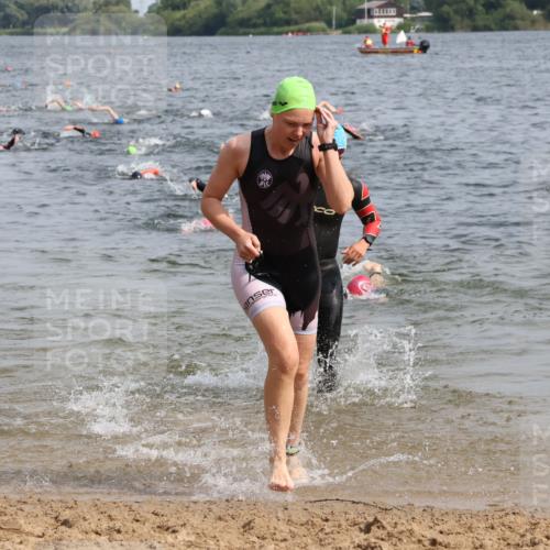 15.06.2025 - 27. Vierlanden-Triathlon Lena Gebhardt http://msf.ph/oto/8014041 15.06.2025 10:14:19 Schwimmen 482, 565, 618, 632 meine-sportfotos.de