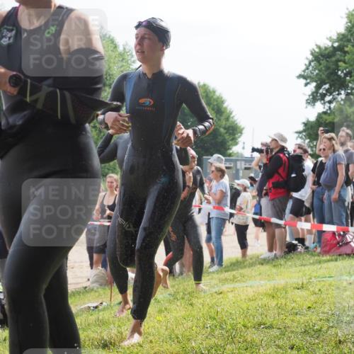 15.06.2025 - 27. Vierlanden-Triathlon KatJ http://msf.ph/oto/8014062 15.06.2025 10:15:02 Schwimmen 476, 521, 525, 528, 570, 592, 593, 605, 608, 1397 meine-sportfotos.de