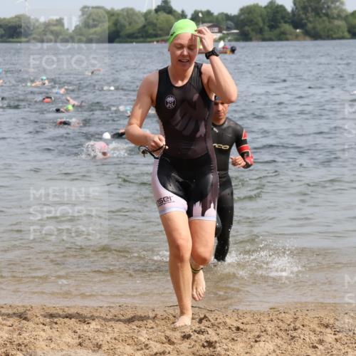 15.06.2025 - 27. Vierlanden-Triathlon Lena Gebhardt http://msf.ph/oto/8014089 15.06.2025 10:14:20 Schwimmen 482, 565, 618, 632 meine-sportfotos.de