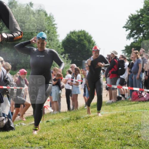 15.06.2025 - 27. Vierlanden-Triathlon KatJ http://msf.ph/oto/8014093 15.06.2025 10:15:03 Schwimmen 476, 521, 525, 528, 570, 592, 593, 597, 605, 1397 meine-sportfotos.de