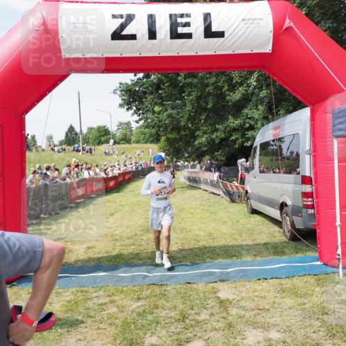 21.06.2025 - 27. Vierlanden-Triathlon MichiJ http://msf.ph/oto/8014105 15.06.2026 11:30:58 Ziel 610 meine-sportfotos.de