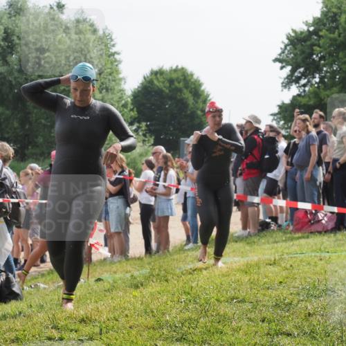 15.06.2025 - 27. Vierlanden-Triathlon KatJ http://msf.ph/oto/8014107 15.06.2025 10:15:03 Schwimmen 476, 521, 525, 528, 570, 592, 593, 597, 605, 1397 meine-sportfotos.de