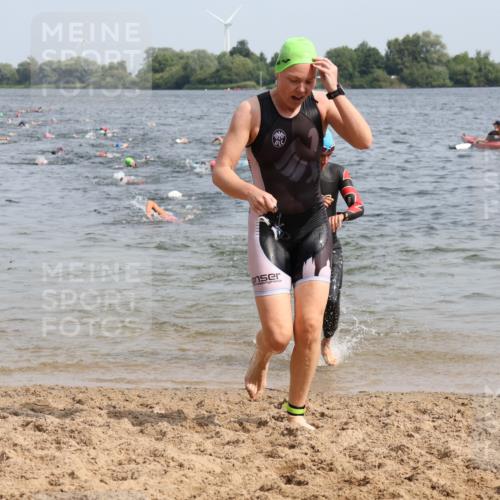 15.06.2025 - 27. Vierlanden-Triathlon Lena Gebhardt http://msf.ph/oto/8014119 15.06.2025 10:14:20 Schwimmen 482, 565, 618, 632 meine-sportfotos.de
