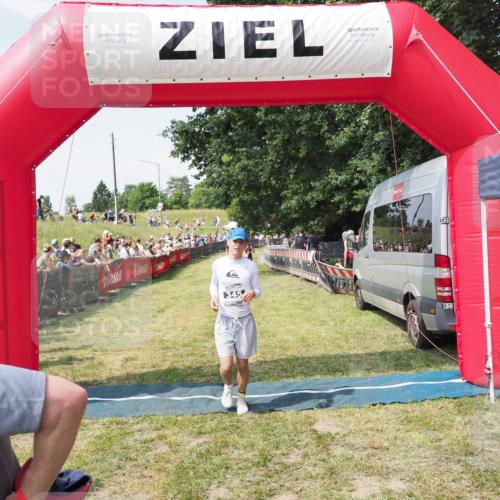21.06.2025 - 27. Vierlanden-Triathlon MichiJ http://msf.ph/oto/8014121 15.06.2026 11:30:59 Ziel 482, 610 meine-sportfotos.de