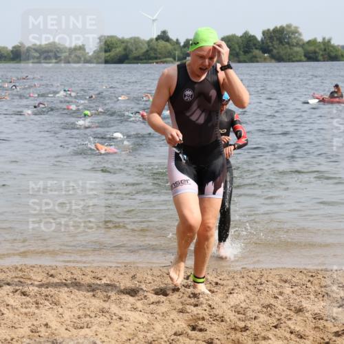 15.06.2025 - 27. Vierlanden-Triathlon Lena Gebhardt http://msf.ph/oto/8014136 15.06.2025 10:14:20 Schwimmen 482, 565, 618, 632 meine-sportfotos.de