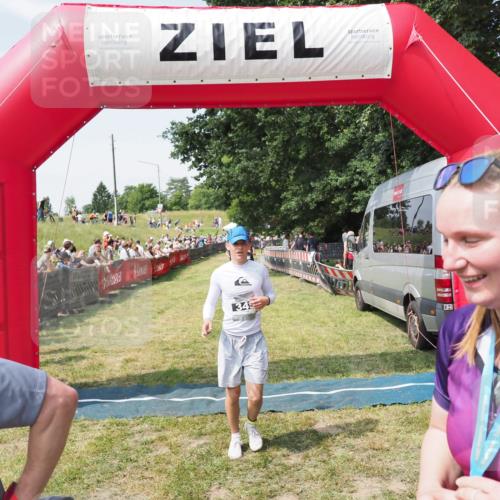 21.06.2025 - 27. Vierlanden-Triathlon MichiJ http://msf.ph/oto/8014140 15.06.2026 11:30:59 Ziel 482, 610 meine-sportfotos.de